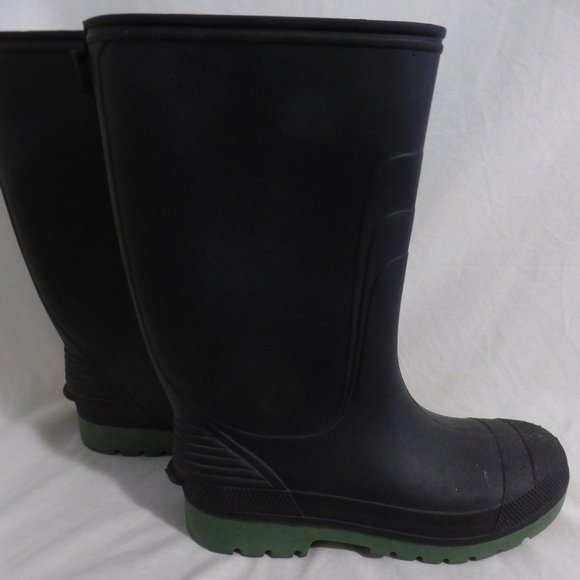 Made In Canada boy's size 5 black rain boots EUC
